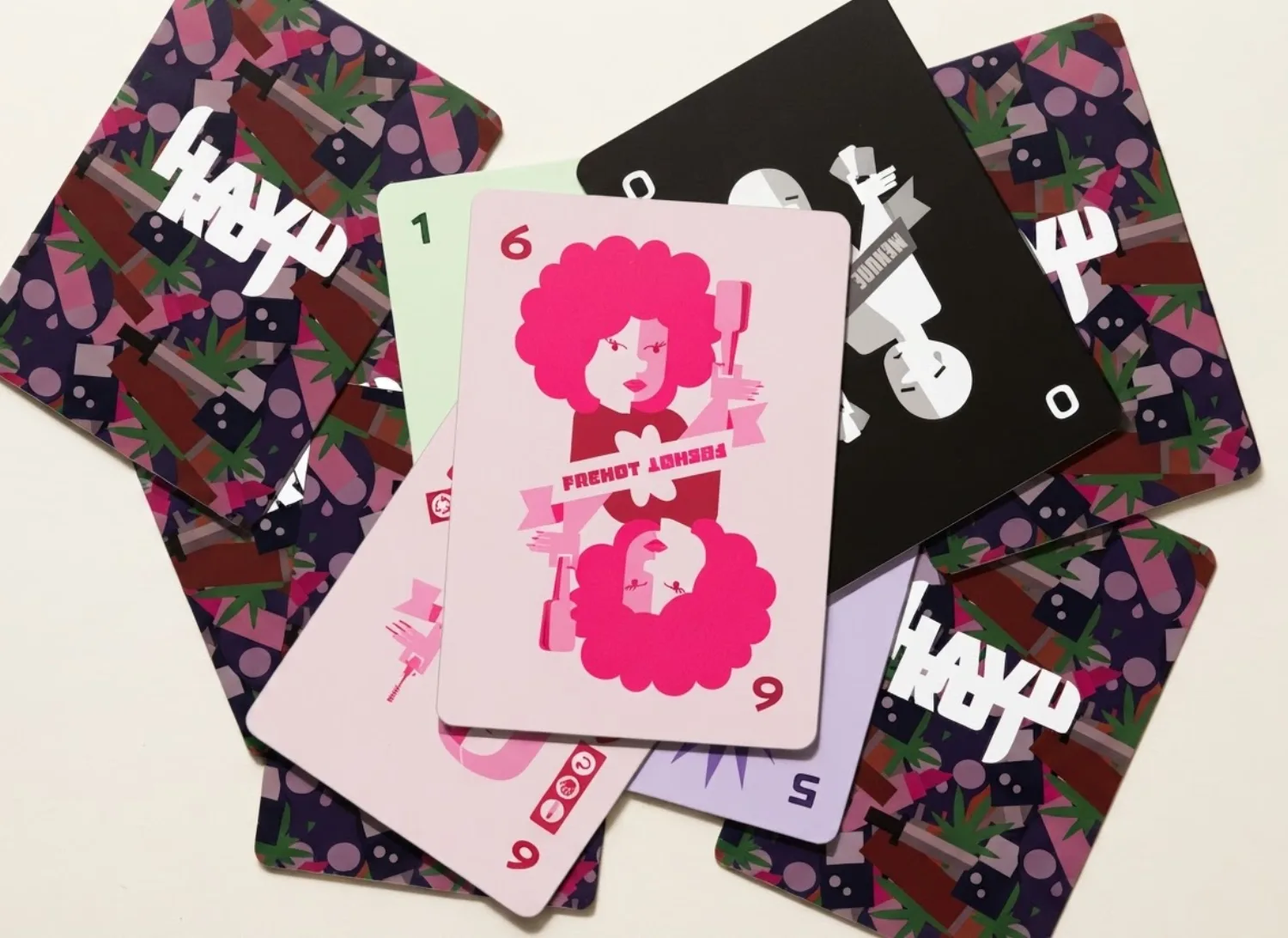 Havurot: cards scattered face up across a patterned ground